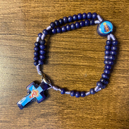 TERÇO PULSEIRA MADEIRA AZUL INFANTIL SANTOS SORTIDOS  04MM ( 12UNIDADES )