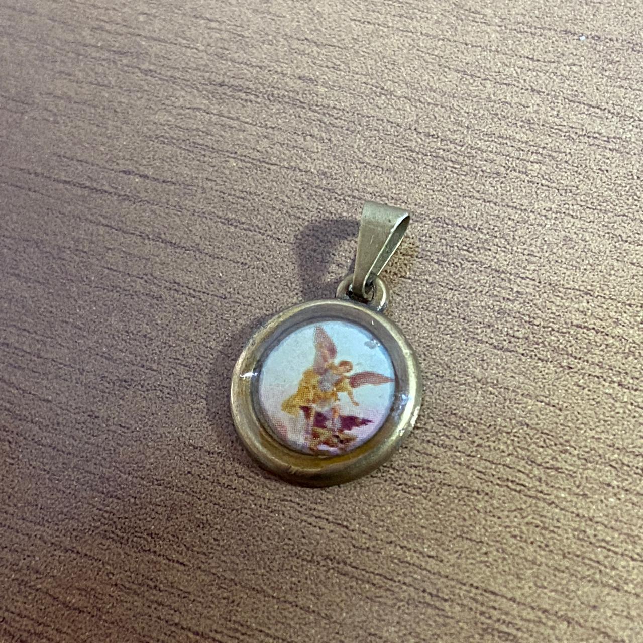 PINGENTE REDONDO OURO VELHO RESINADO SÃO MIGUEL ARCANJO  (6 UNIDADES)