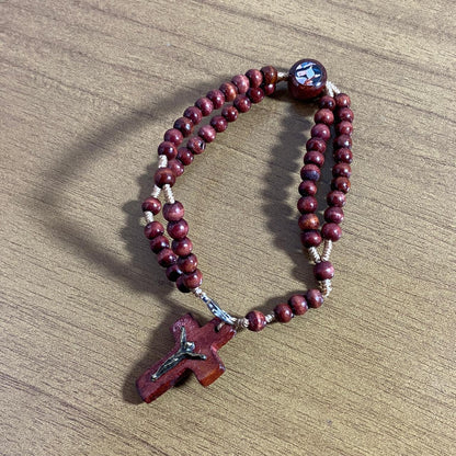 TERÇO PULSEIRA MADEIRA SANTA RITA  (12 UNIDADES)