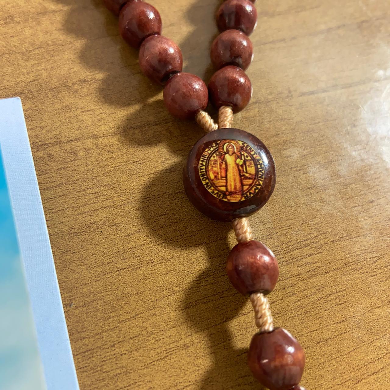 TERÇO DE MADEIRA NOSSA SENHORA APARECIDA E MEDALHA SÃO BENTO 8MM (3 UNIDADES)