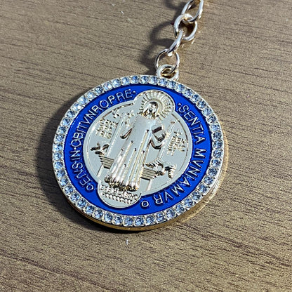CHAVEIRO LUXO DOURADO MEDALHA SÃO BENTO COM MOSQUETE E STRASS MOD4 (6 UNIDADES)