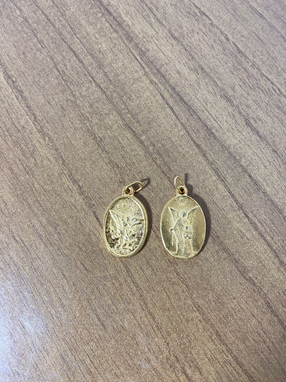 MEDALHA ITALIANA DOURADA SÃO MIGUEL ARCANJO E ANJO DA GUARDA  (6 UNIDADES)