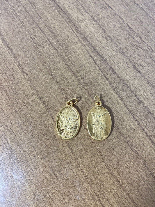 MEDALHA ITALIANA DOURADA SÃO MIGUEL ARCANJO E ANJO DA GUARDA  (6 UNIDADES)