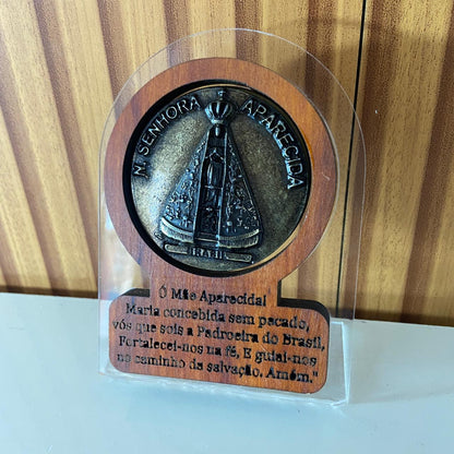 ADORNO DE MESA ACRÍLICO E MADEIRA COM ORAÇÃO NOSSA SENHORA APARECIDA METAL OURO VELHO 12CM (1 UNIDADE)