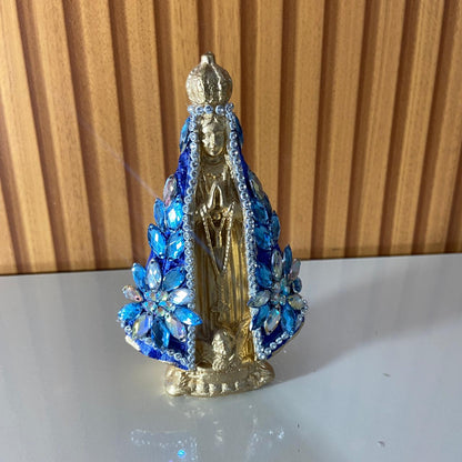 IMAGEM DE GESSO NOSSA SENHORA APARECIDA DOURADA E AZUL COM PEDRARIA 13,5CM (1 UNIDADE)