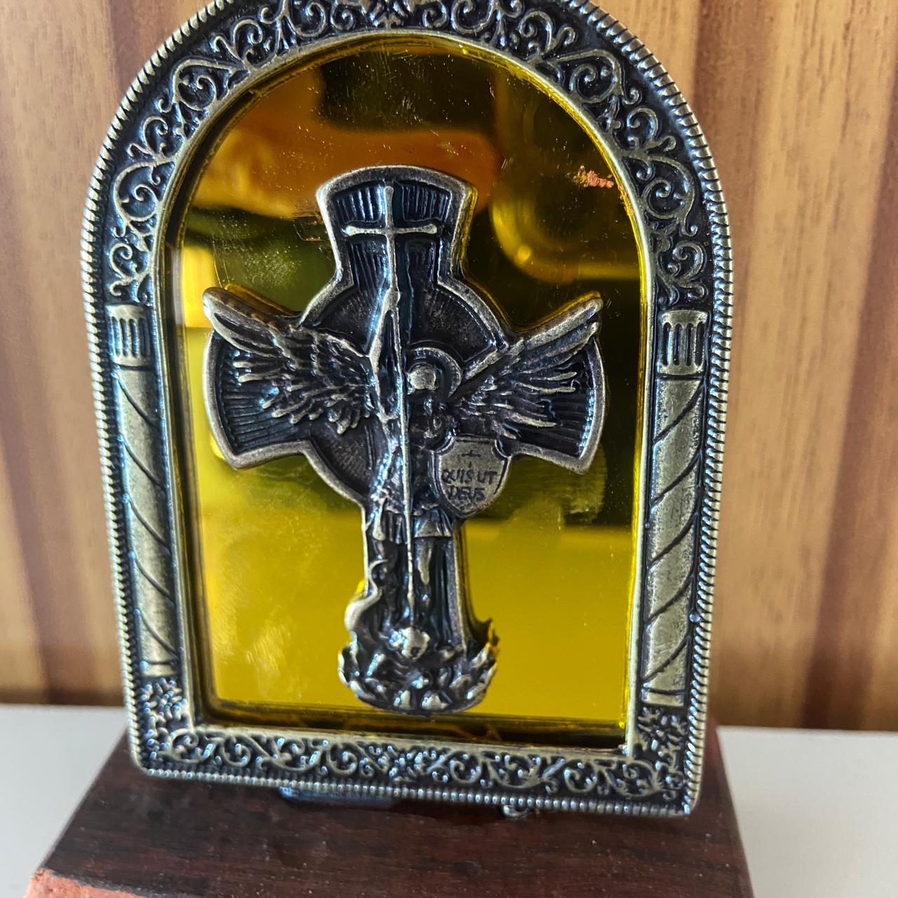 ADORNO DE MESA MADEIRA ESPELHADO SÃO MIGUEL ARCANJO METAL OURO VELHO 9,8CM (1 UNIDADE)
