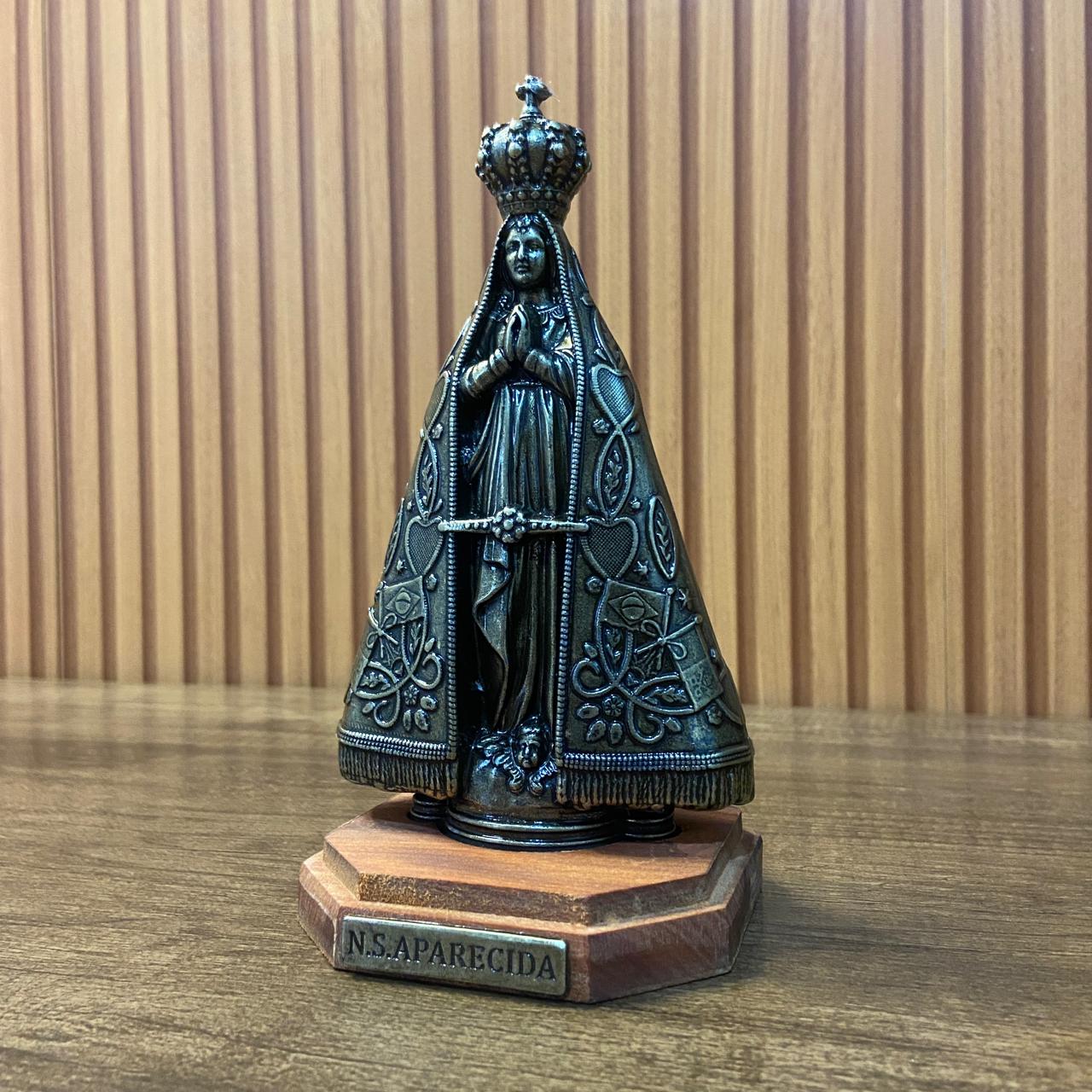IMAGEM DE MESA METAL OURO VELHO NOSSA SENHORA APARECIDA COM BASE DE MADEIRA 18CM (1 UNIDADE)