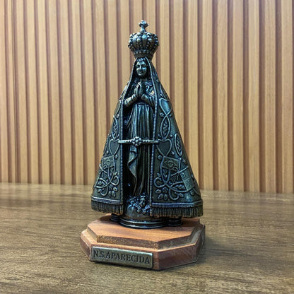 IMAGEM DE MESA METAL OURO VELHO NOSSA SENHORA APARECIDA COM BASE DE MADEIRA 18CM (1 UNIDADE)