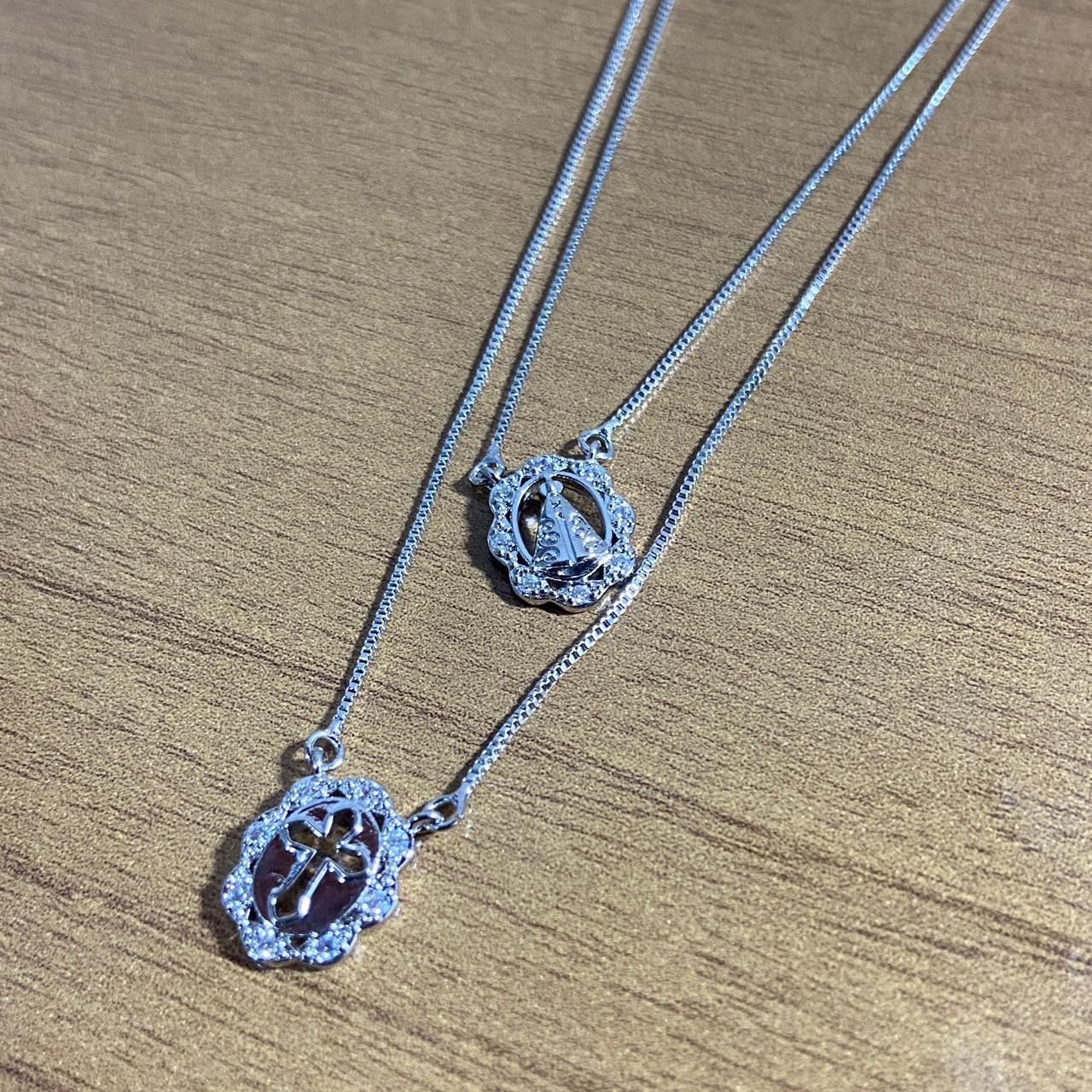 CONJUNTO COLARES PRATEADO NOSSA SENHORA APARECIDA E CRUZ COM STRASS   (1 UNIDADE)