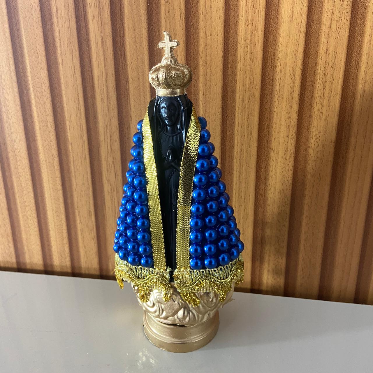 IMAGEM DE PLÁSTICO NOSSA SENHORA APARECIDA COM AREIA MANTO DE PÉROLA AZUL 18CM  (1 UNIDADE)