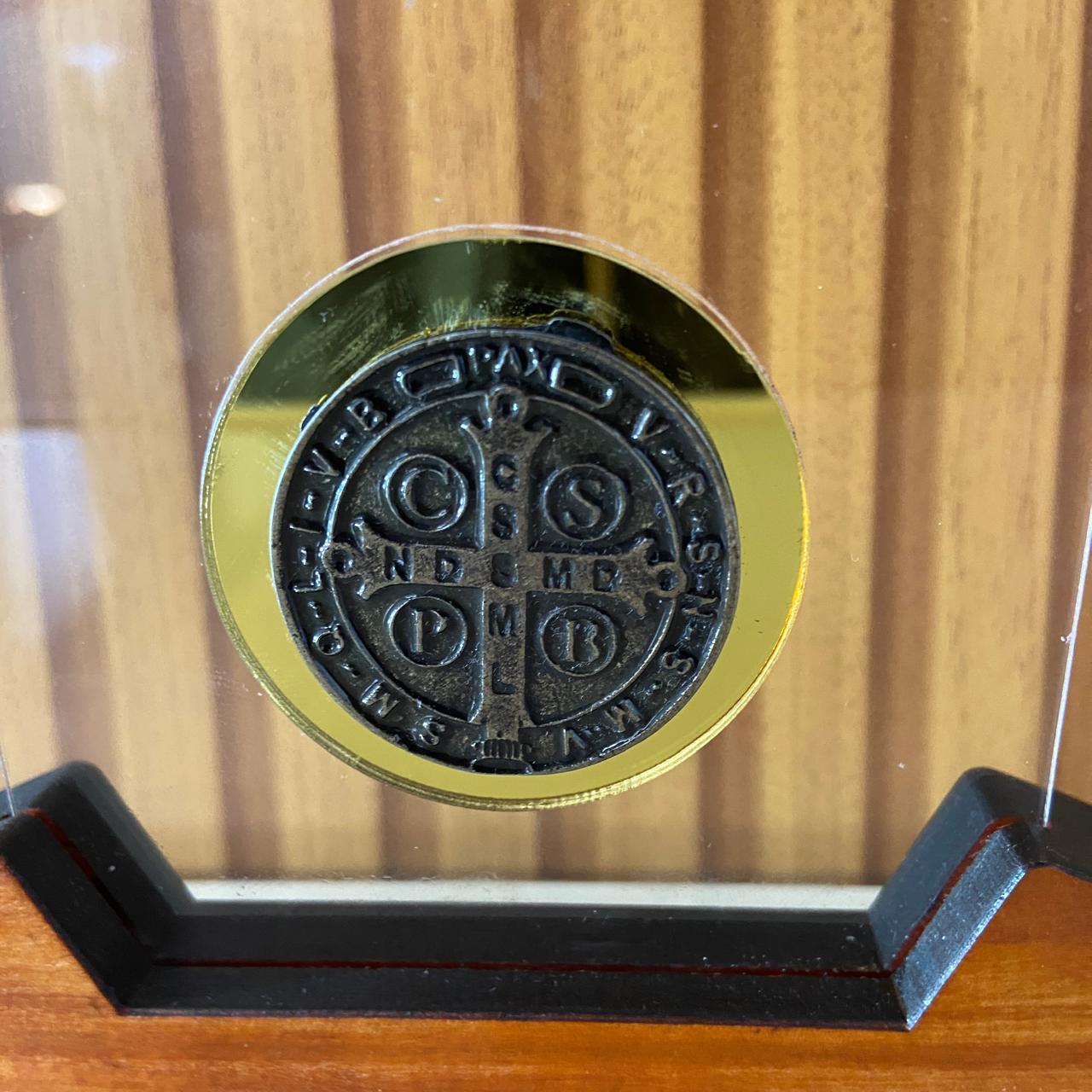 IMAGEM DE MESA METAL OURO VELHO MEDALHA SÃO BENTO NO ACRÍLICO E BASE DE MADEIRA 10,7CM (1 UNIDADE)