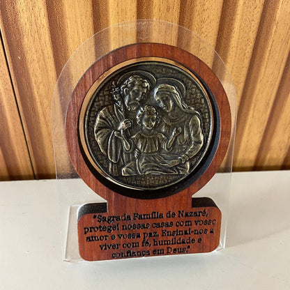 ADORNO DE MESA ACRÍLICO E MADEIRA COM ORAÇÃO SAGRADA FAMÍLIA METAL OURO VELHO 12CM (1 UNIDADE)