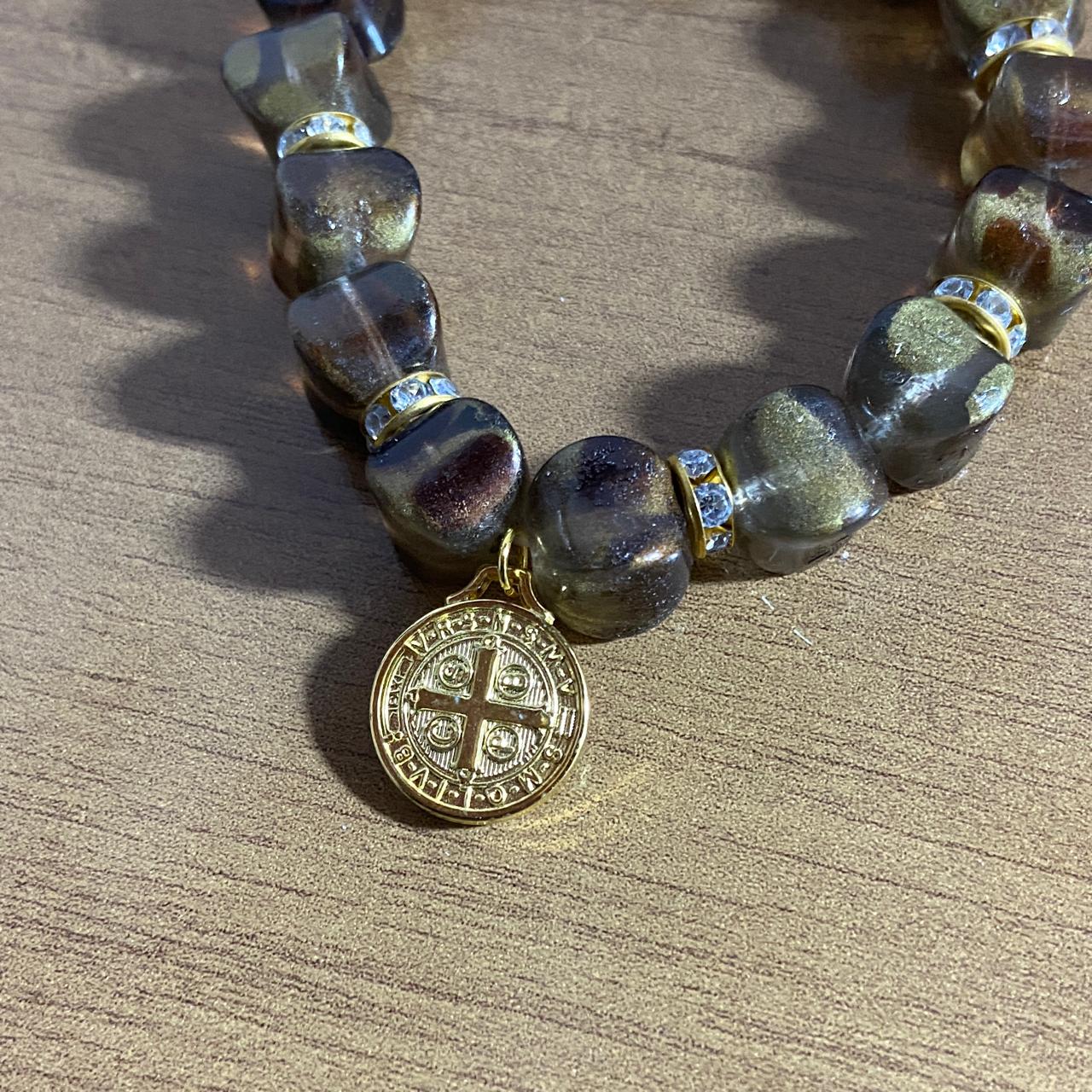 PULSEIRA ACRÍLICA MARROM COM MEDALHA SÃO BENTO (03 UNIDADES)