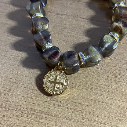 PULSEIRA ACRÍLICA MARROM COM MEDALHA SÃO BENTO (03 UNIDADES)