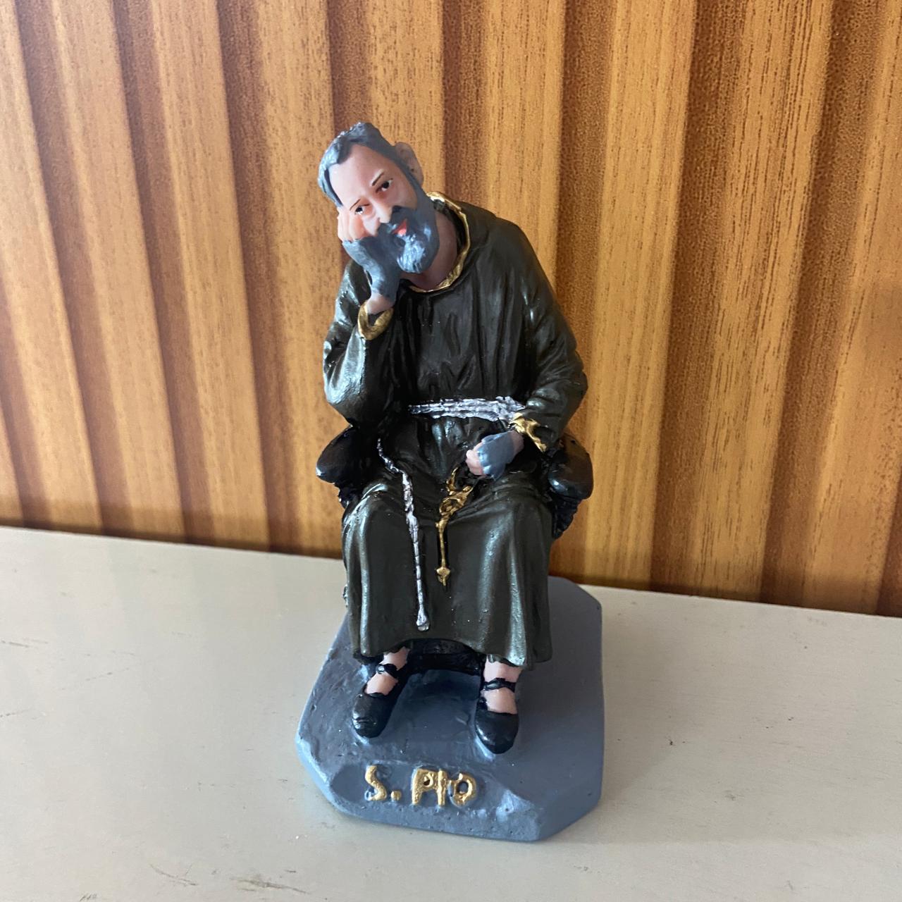 IMAGEM DE RESINA NACIONAL SANTO PADRE PIO SENTADO 10CM (1 UNIDADE)