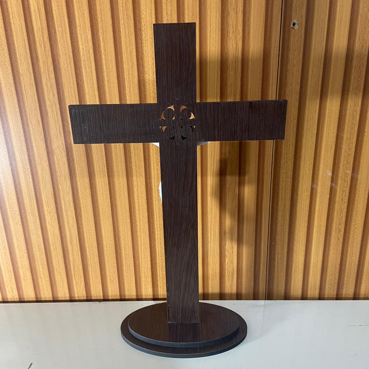 CRUCIFIXO MDF DE MESA MEDALHA SÃO BENTO COM CRISTO DE RESINA NACIONAL MOD2 36CM (1 UNIDADE)
