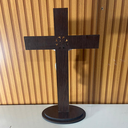 CRUCIFIXO MDF DE MESA MEDALHA SÃO BENTO COM CRISTO DE RESINA NACIONAL MOD2 36CM (1 UNIDADE)