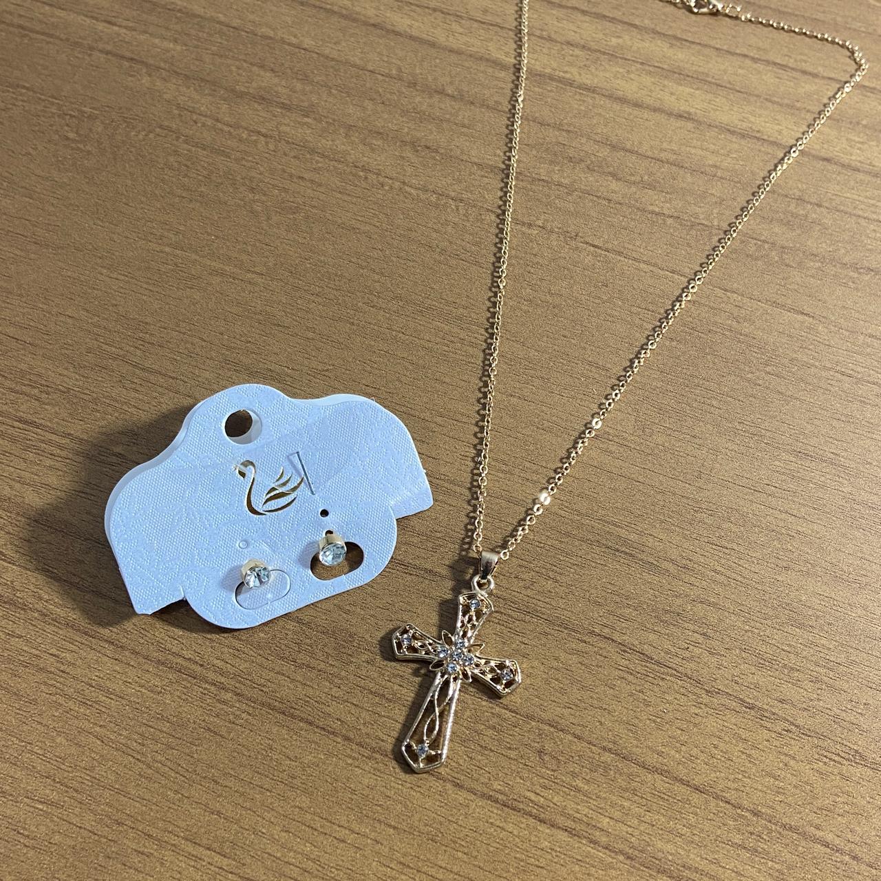 CORRENTE DOURADA COM BRINCO PONTA DE LUZ CRUZ COM STRASS  ( 1 UNIDADE)