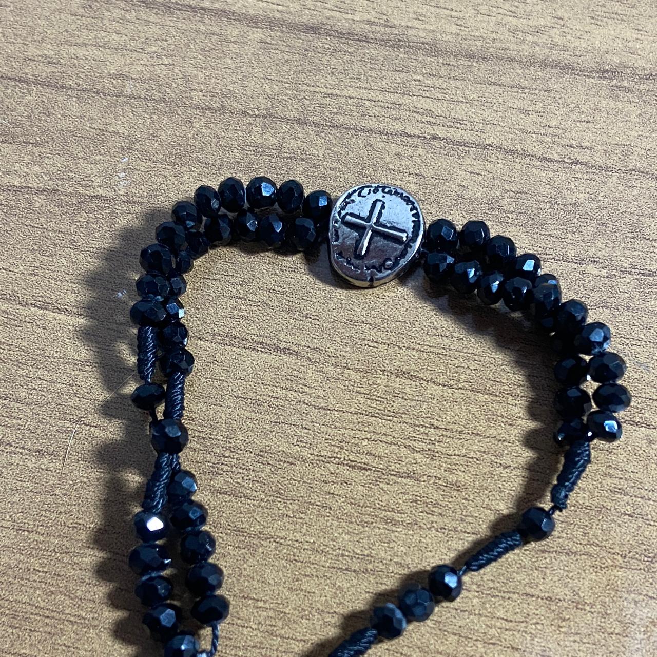 TERÇO PULSEIRA CRISTAL DUAS MEDALHAS PRETO  (3 UNIDADES)