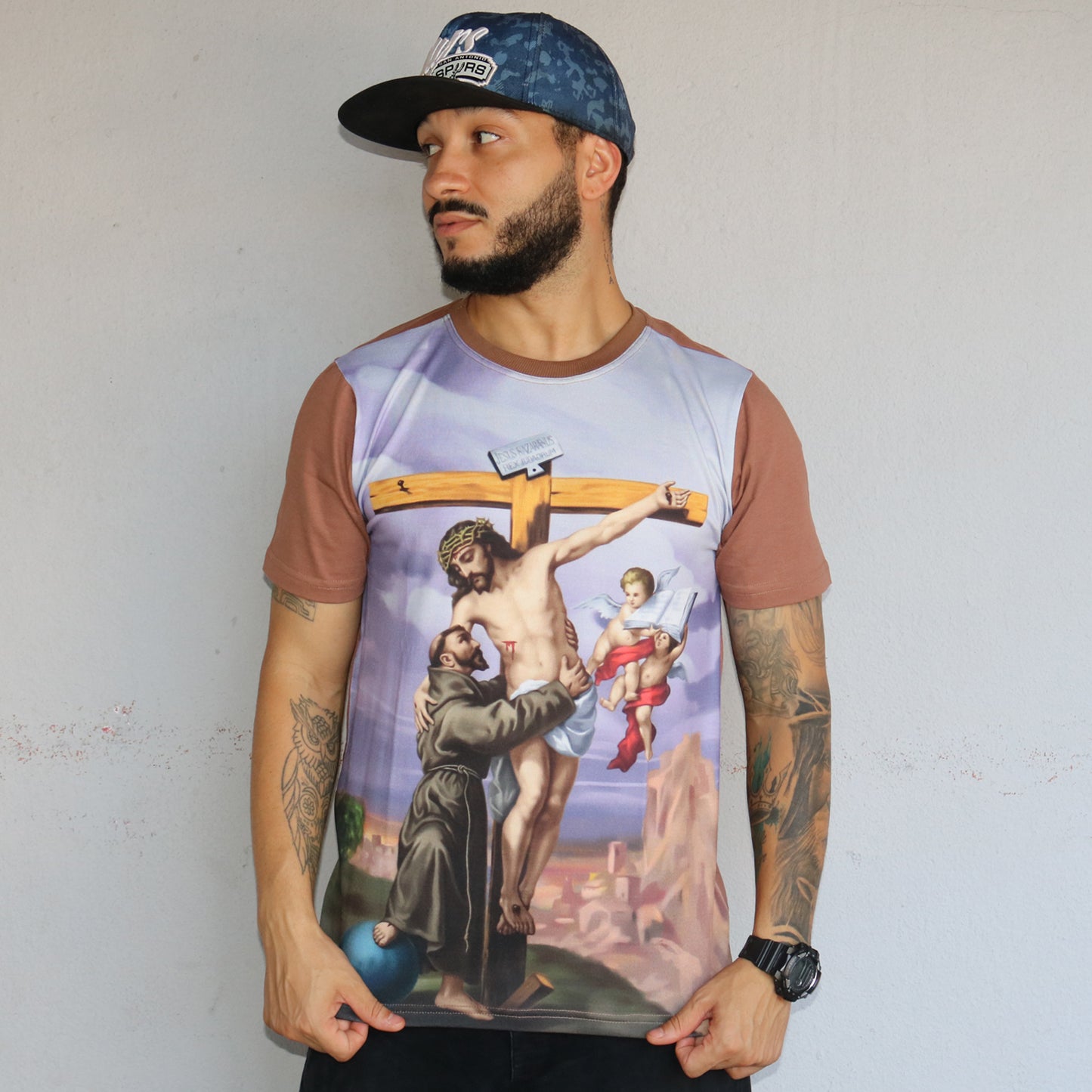 CAMISETA MARROM CLARO SÃO FRANCISCO DE ASSIS COM JESUS NA CRUZ TAMANHO GG (1 UNIDADE)