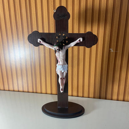 CRUCIFIXO MDF DE MESA MEDALHA SÃO BENTO COM CRISTO DE RESINA NACIONAL MOD1 36CM (1 UNIDADE)