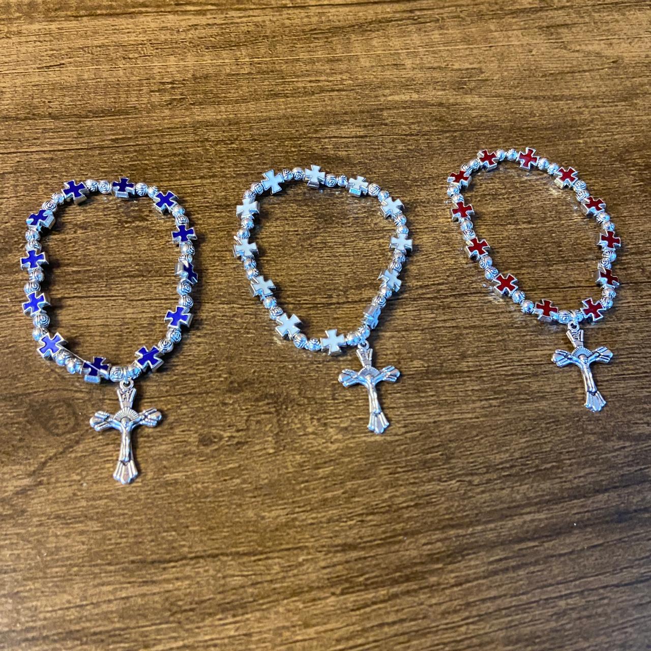 PULSEIRA METAL PRATEADO COM MEDALHAS DECORADAS CRUZ CORES SORTIDAS (06 UNIDADES)