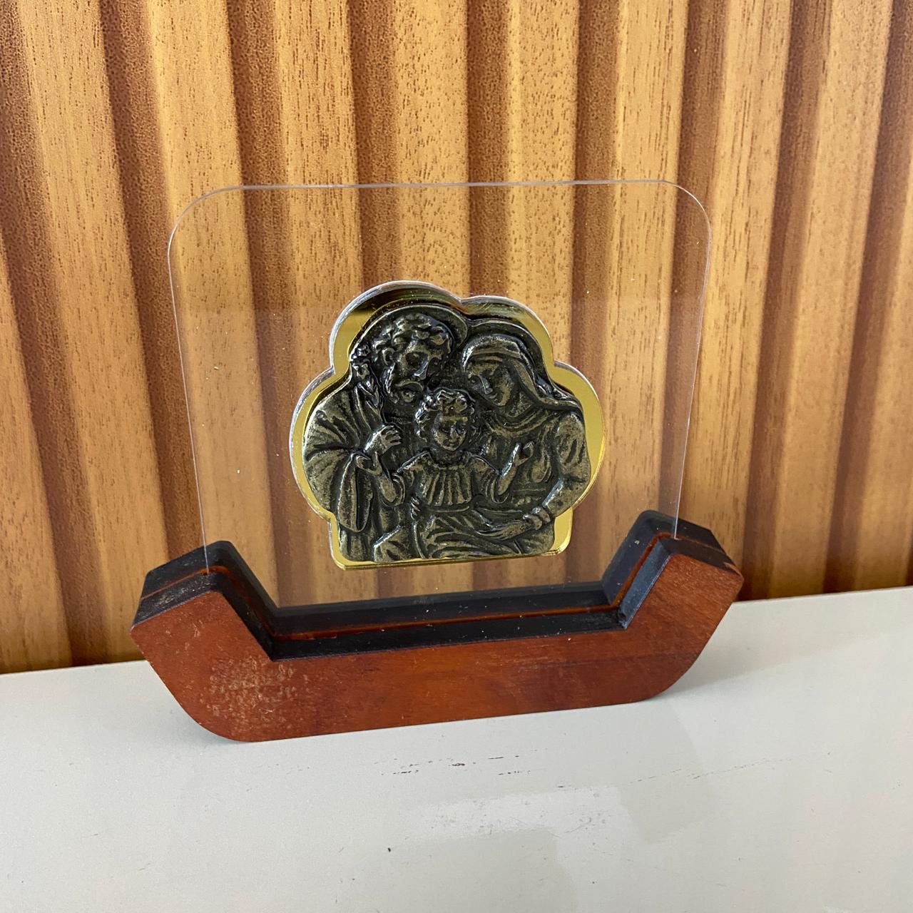 IMAGEM DE MESA METAL OURO VELHO SAGRADA FAMÍLIA NO ACRÍLICO E BASE DE MADEIRA 10,7CM (1 UNIDADE)