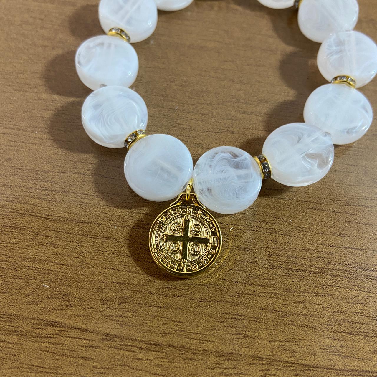PULSEIRA ACRÍLICA BRANCA COM MEDALHA SÃO BENTO (03 UNIDADES)