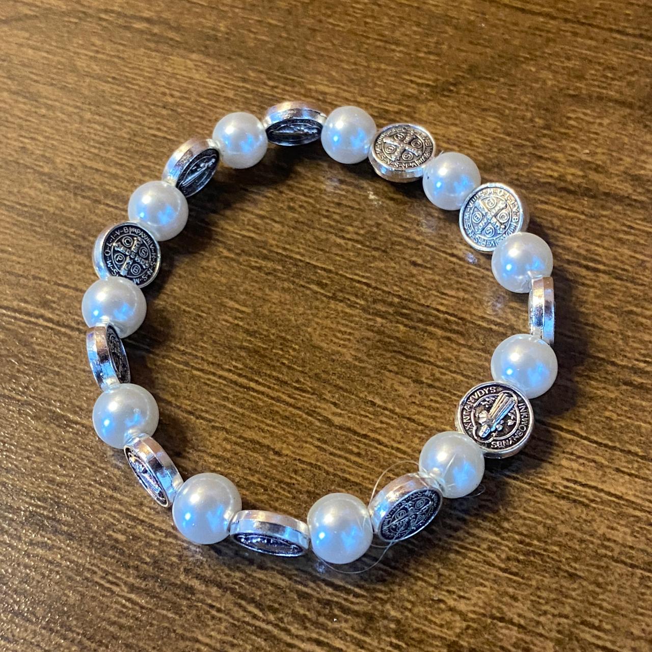 PULSEIRA PÉROLA COM MEDALHAS DECORADAS MEDALHA SÃO BENTO PRATEADA (06 UNIDADES)
