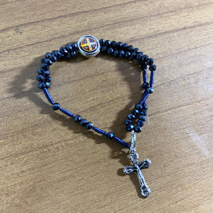 TERÇO PULSEIRA CRISTAL GRAFITE COM MEDALHA RESINADA SÃO BENTO  (3 UNIDADES)