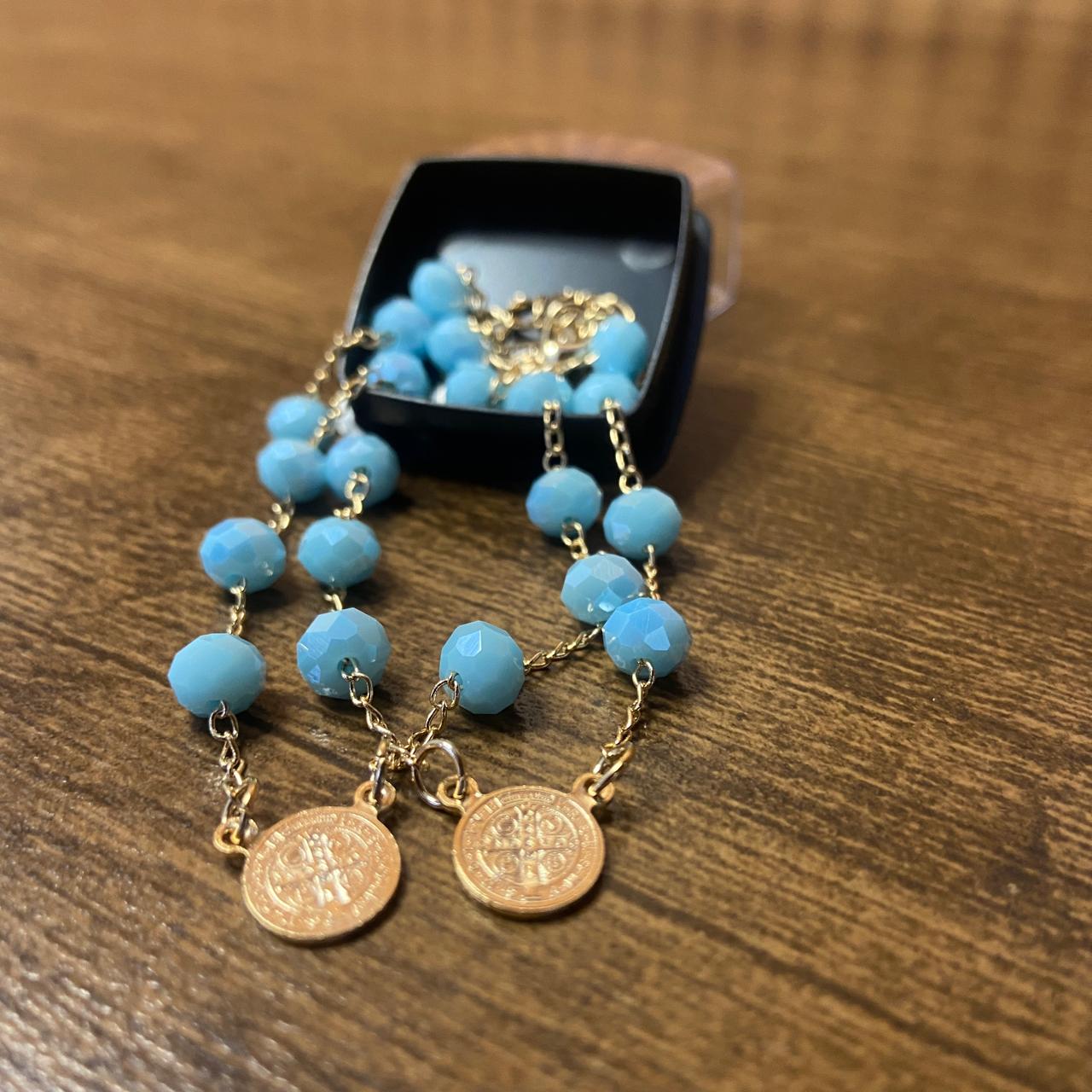 PULSEIRA ESCAPULÁRIO CRISTAL AZUL CLARO MEDALHA SÃO BENTO  (3 UNIDADES)