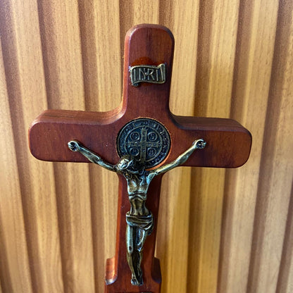 CRUCIFIXO MADEIRA DE MESA MEDALHA SÃO BENTO COM ORAÇÃO 21CM (1 UNIDADE)