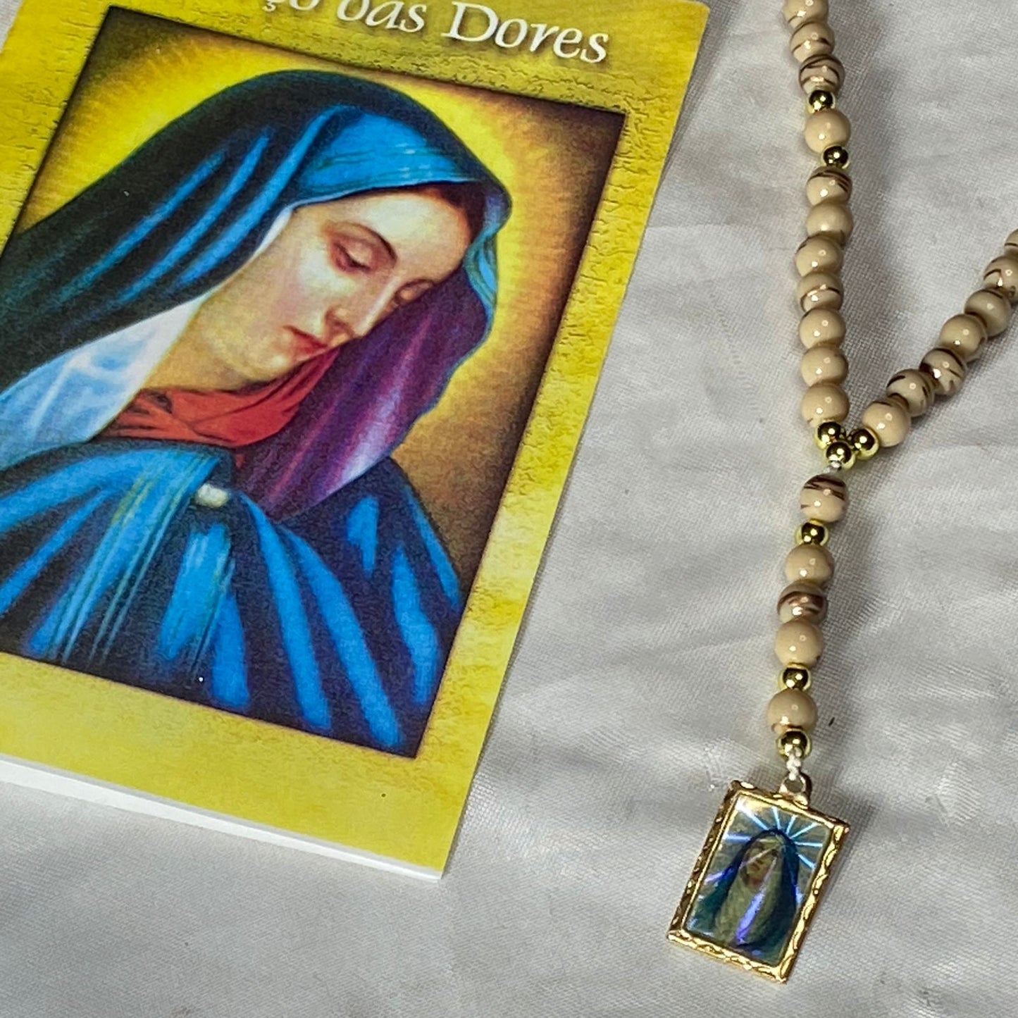 TERÇO PÉROLA BEGE NOSSA SENHORA DAS DORES MOD2 6MM (1 UNIDADE)