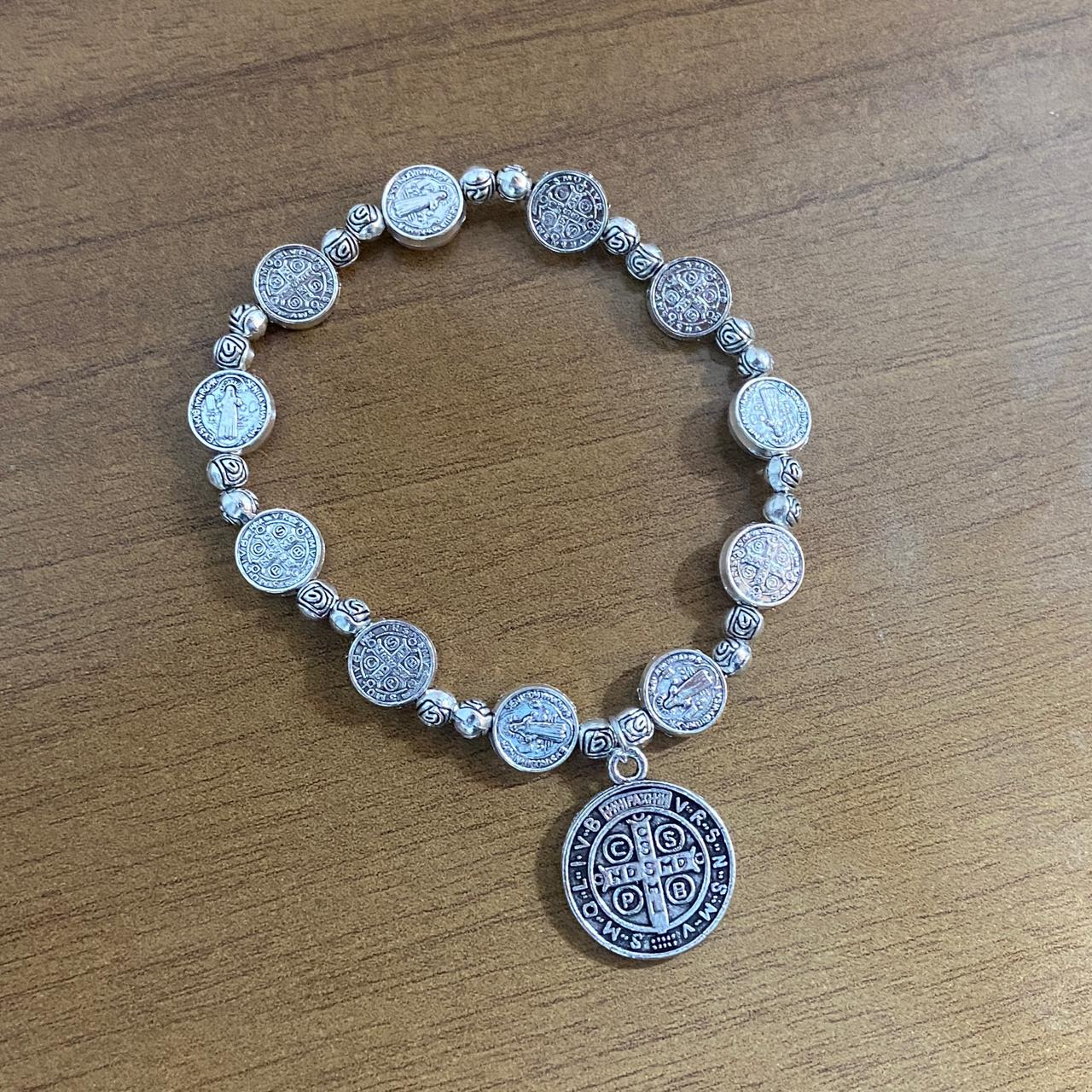 PULSEIRA MEDALHAS DECORADAS SÃO BENTO ( 6 UNIDADES)