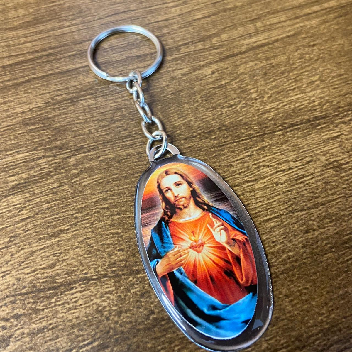 CHAVEIRO METAL OVAL RESINADO SAGRADO CORAÇÃO DE JESUS (6 UNIDADES)