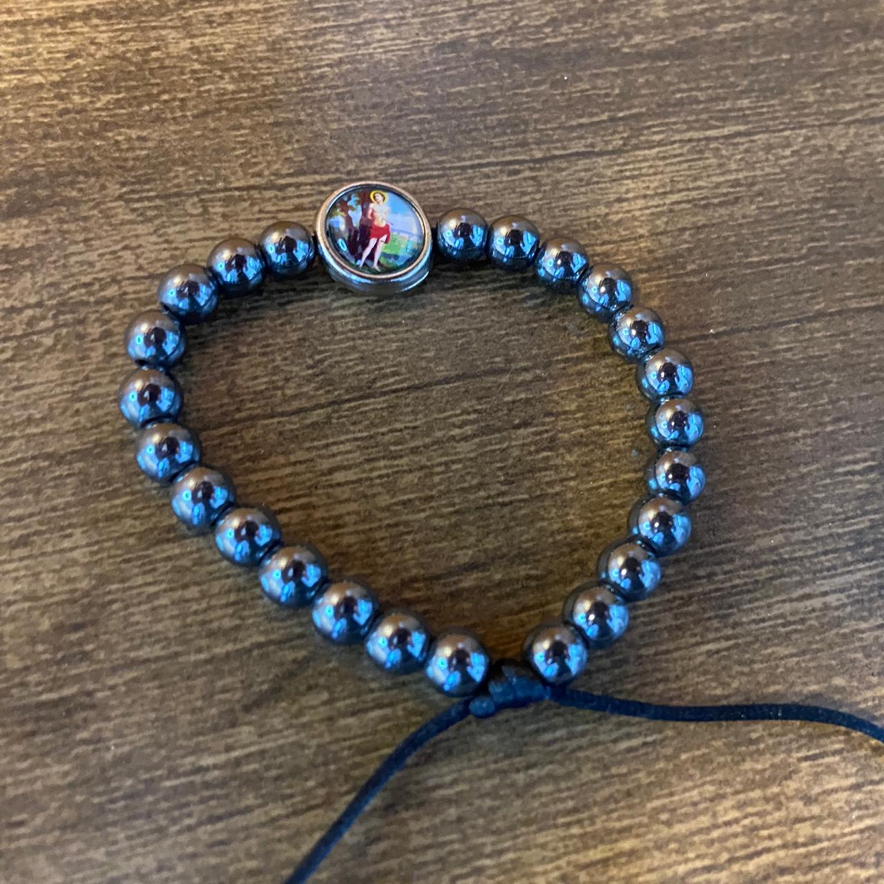 PULSEIRA HEMATITA REGULÁVEL COM MEDALHA RESINADA SÃO SEBASTIÃO (6 UNIDADES)