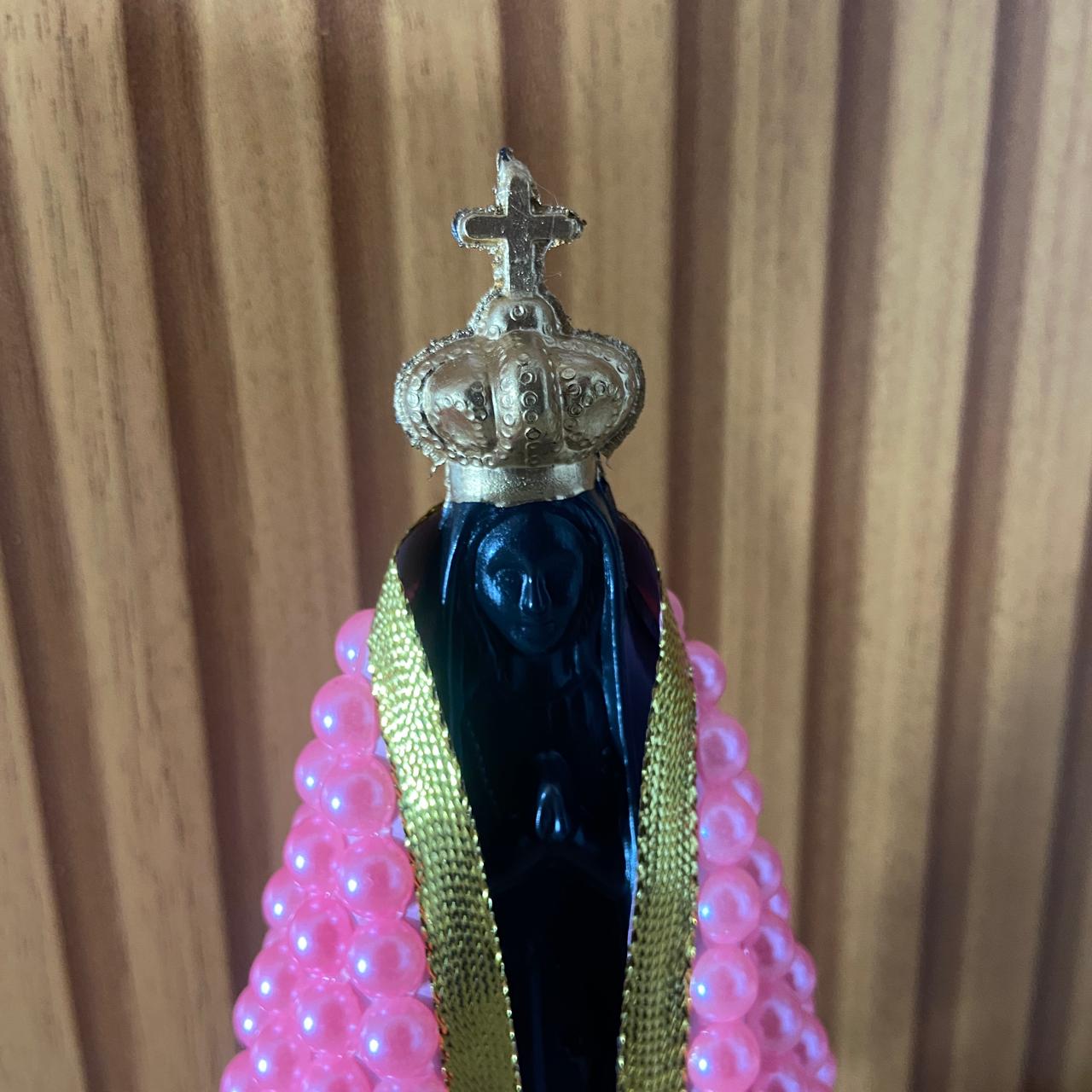 IMAGEM DE PLÁSTICO NOSSA SENHORA APARECIDA COM AREIA MANTO DE PÉROLA ROSA 18CM  (1 UNIDADE)