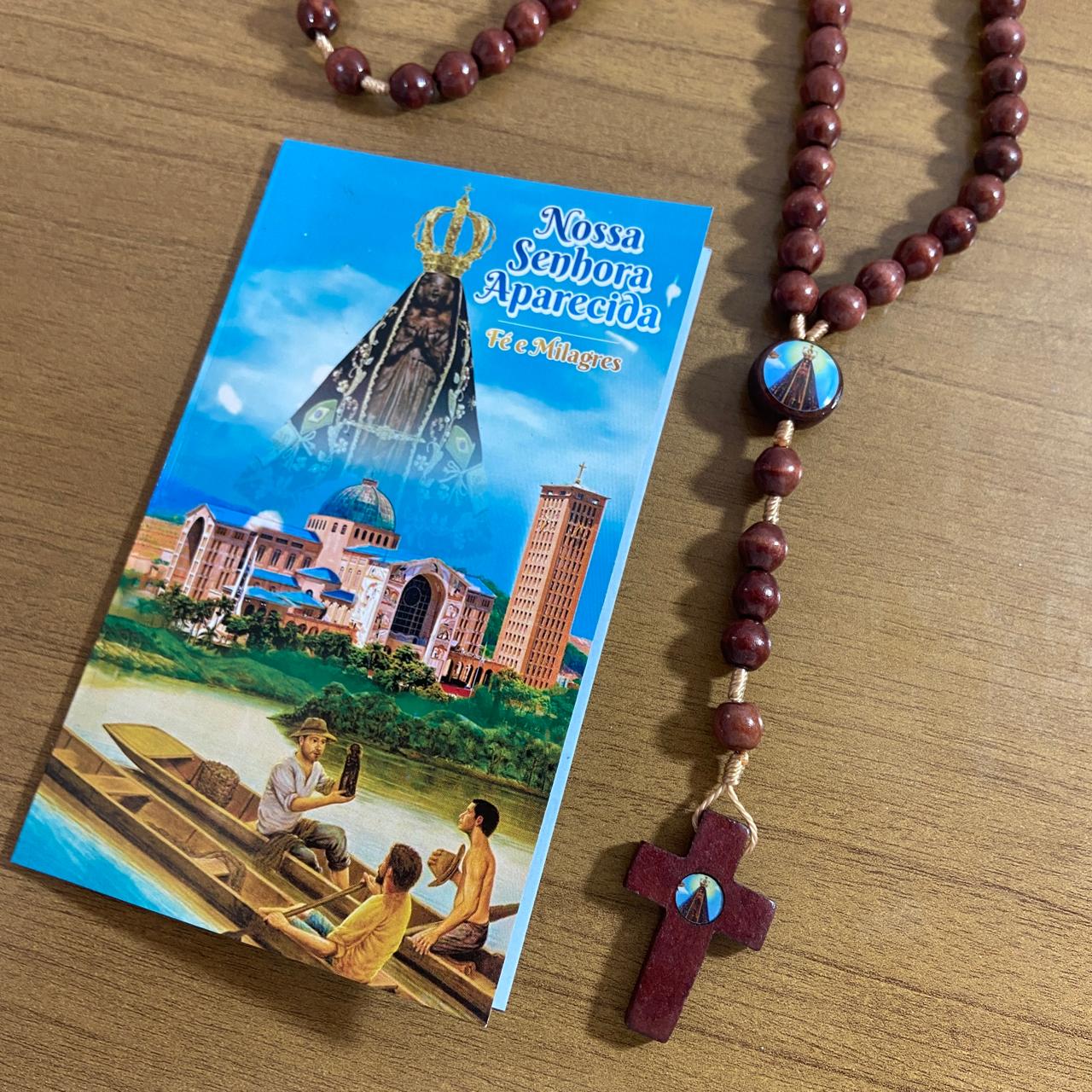 TERÇO DE MADEIRA NOSSA SENHORA APARECIDA E MEDALHA SÃO BENTO 8MM (3 UNIDADES)