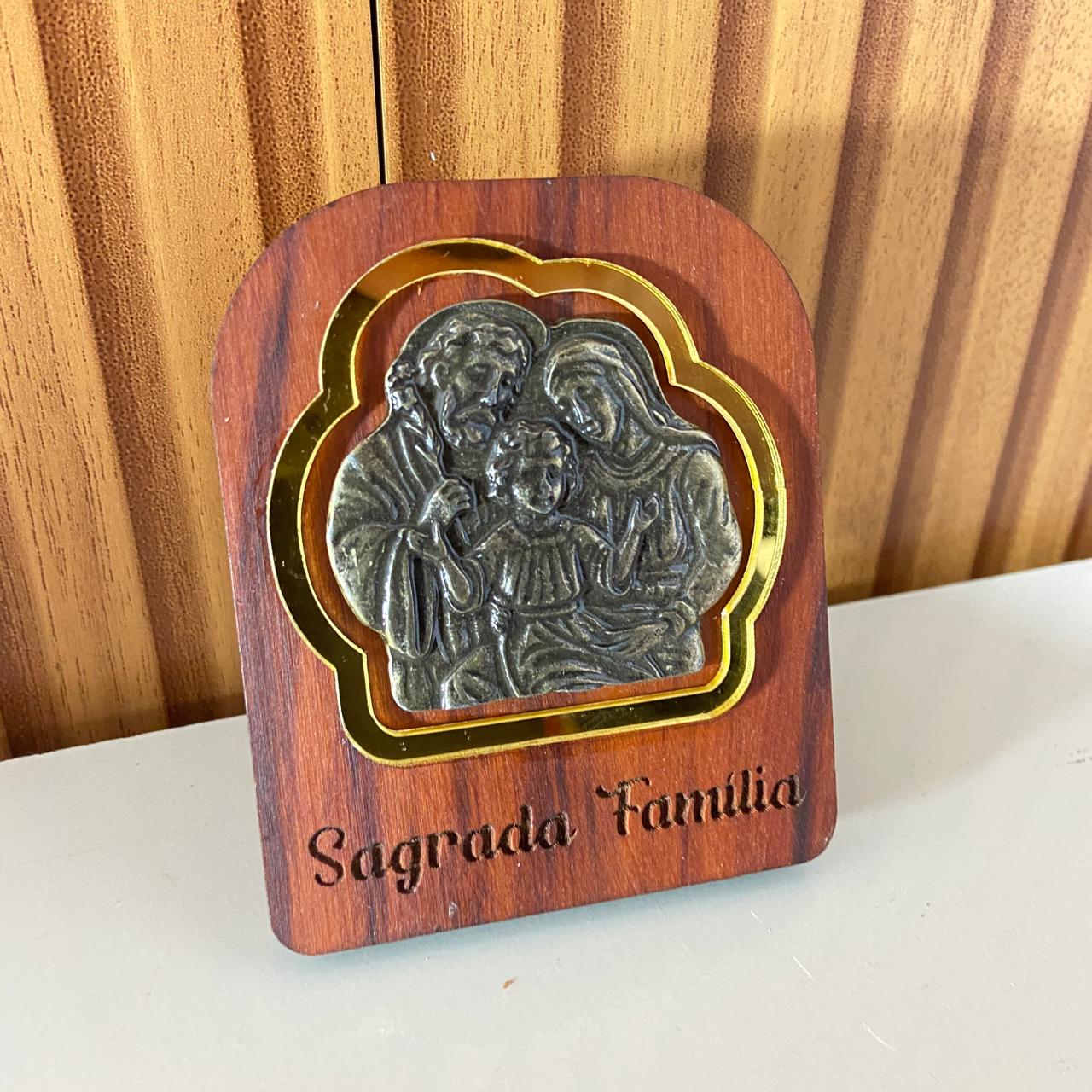 ADORNO DE MESA MADEIRA SAGRADA FAMÍLIA DE METAL COM ACRÍLICO 9,5CM(1 UNIDADE)
