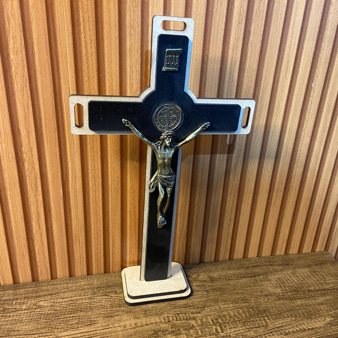 CRUCIFIXO MDF DE PAREDE E MESA MEDALHA SÃO BENTO 20CM (1 UNIDADE)