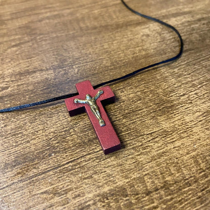 CORDÃO COM CRUCIFIXO DE MADEIRA MARROM (12 UNIDADES)