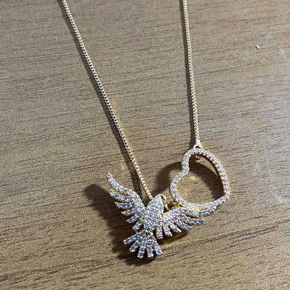 COLAR DOURADO DIVINO ESPÍRITO SANTO E CORAÇÃO COM STRASS   (1 UNIDADE)