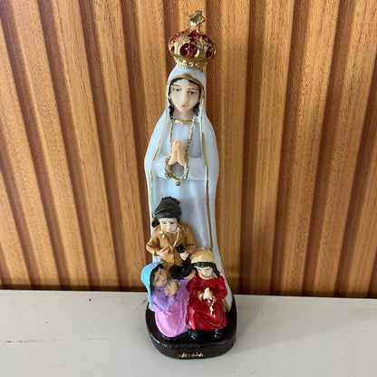 IMAGEM DE RESINA NACIONAL NOSSA SENHORA DE FÁTIMA COM PASTORES MOD2 20CM (1 UNIDADE)