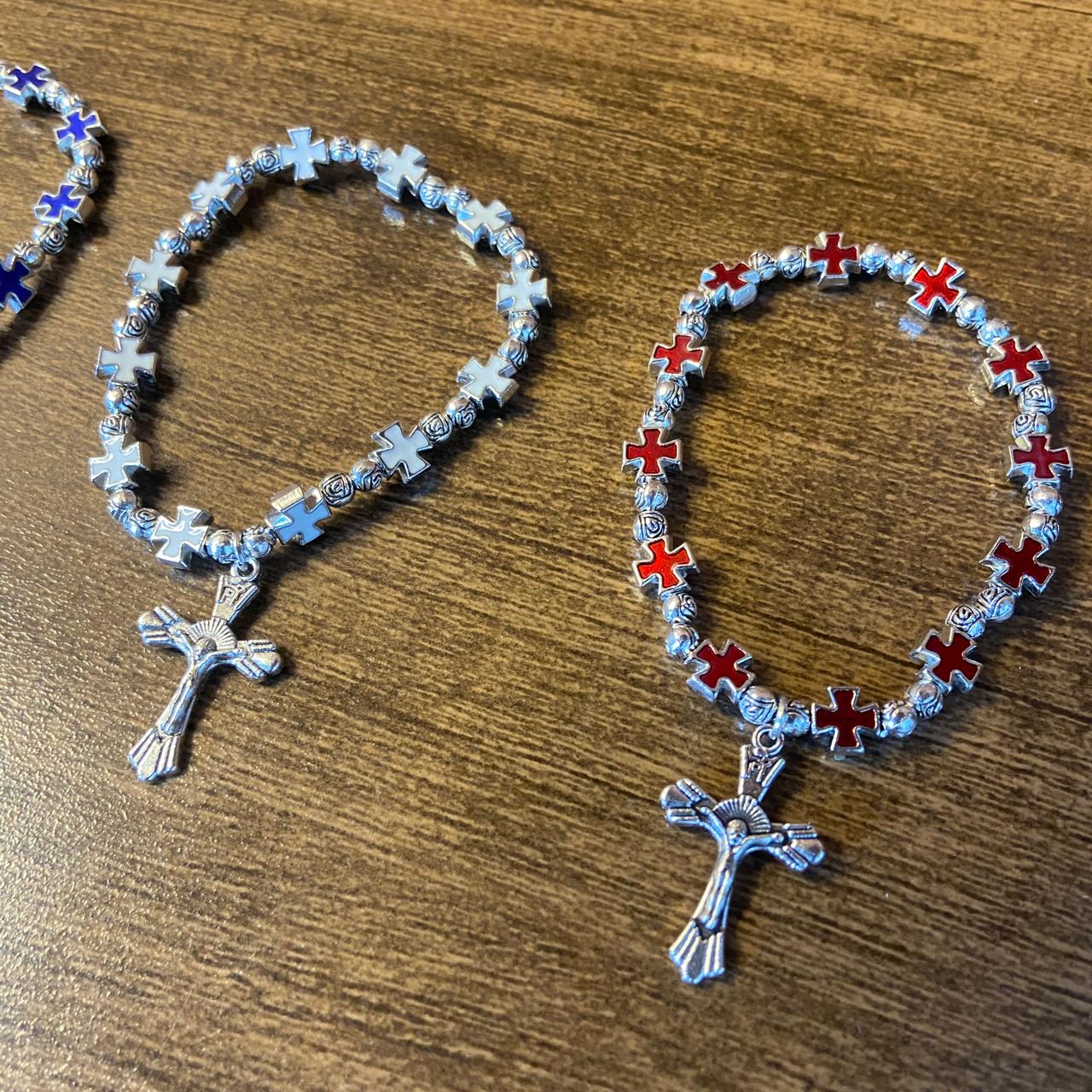 PULSEIRA METAL PRATEADO COM MEDALHAS DECORADAS CRUZ CORES SORTIDAS (06 UNIDADES)