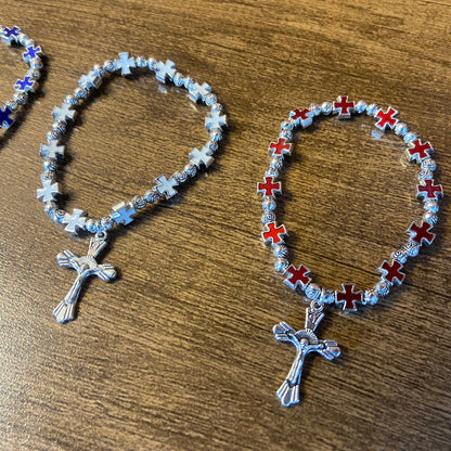 PULSEIRA METAL PRATEADO COM MEDALHAS DECORADAS CRUZ CORES SORTIDAS (06 UNIDADES)