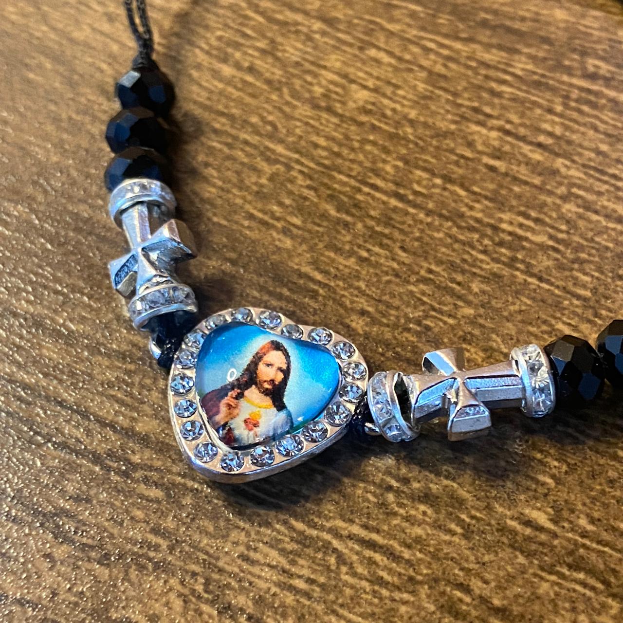 PULSEIRA REGULÁVEL CRISTAL PRETO COM MEDALHA RESINADA SAGRADO CORAÇÃO DE JESUS  ( 01 UNIDADE)