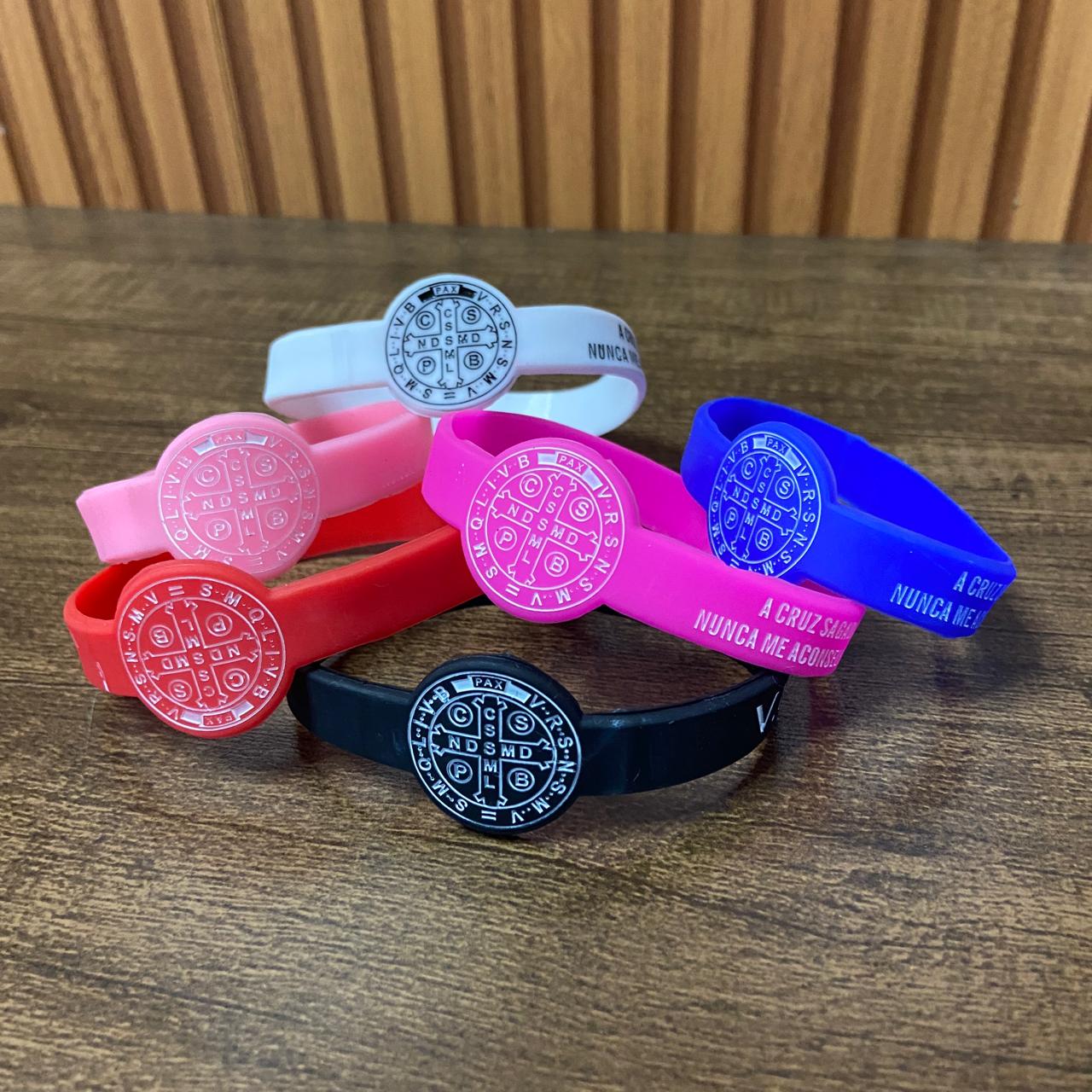 PULSEIRA SILICONE MEDALHA SÃO BENTO CORES SORTIDAS (12 UNIDADES)