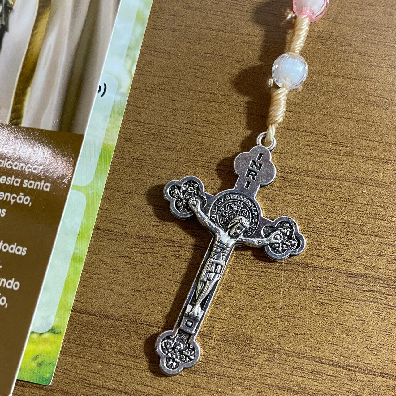 TERÇO ACRÍLICO ROSA COM FECHO NOSSA SENHORA DE FÁTIMA 08MM (1 UNIDADE)
