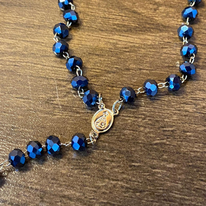 TERÇO CRISTAL NOSSA SENHORA APARECIDA AZUL PETRÓLEO 06MM  (3 UNIDADES)