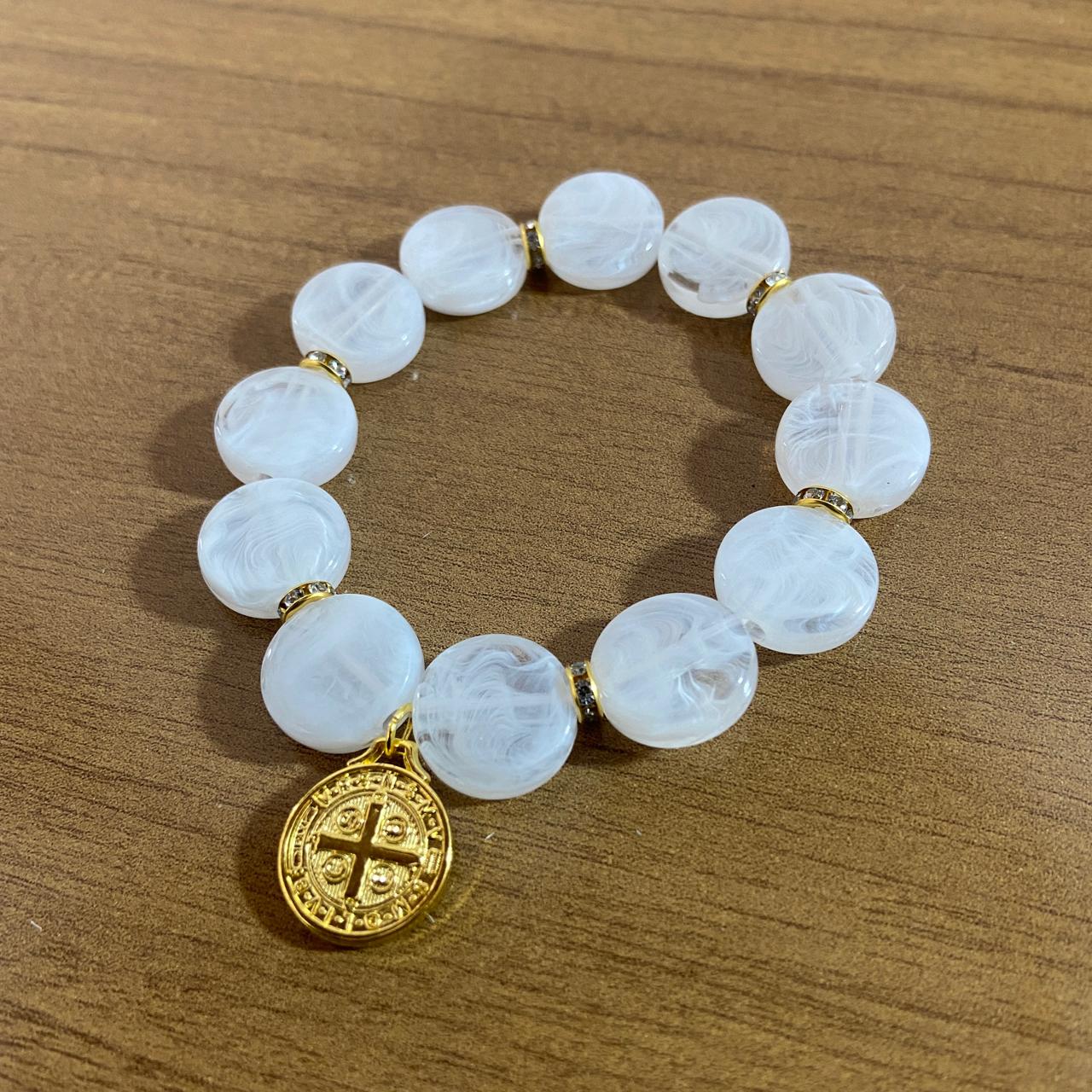 PULSEIRA ACRÍLICA BRANCA COM MEDALHA SÃO BENTO (03 UNIDADES)